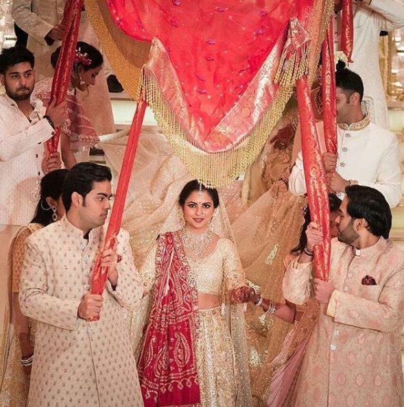 Isha Ambani Wore Mommy Nita Ambani S 35 Year Old Wedding Saree On Her Wedding Full Pic Inside